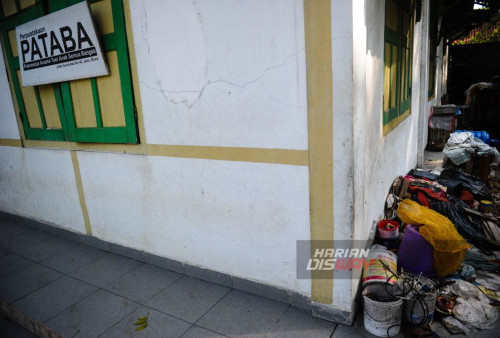 Bagi Soes, di rumah yang rapuh termakan usia itu, banyak tersimpan memori Soes bersama Pramoedya dan saudara-saudaranya berkelebat setiap hari. Kondisi rumah yang memprihatinkan. Soes yang hidup sehari-hari menjadi memulung itu tidak memiliki cukup uang untuk memperbaikinya. Rumah berdinding kayu usang dan tembok retak itu tidak terawat. (Julian Romadhon/Harian Disway)