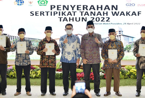 Gubernur Ridwan Kamil Serahkan 502 Sertifikat Tanah Wakaf untuk Masyarakat