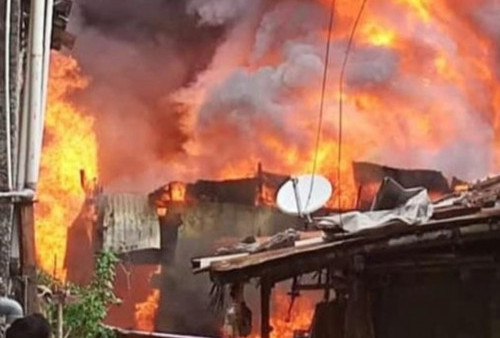 Ludes! Sebuah Lapak Barang Bekas di Pasar Minggu Hangus Terbakar, Kerugian Ditaksir Mencapai Ratusan Juta