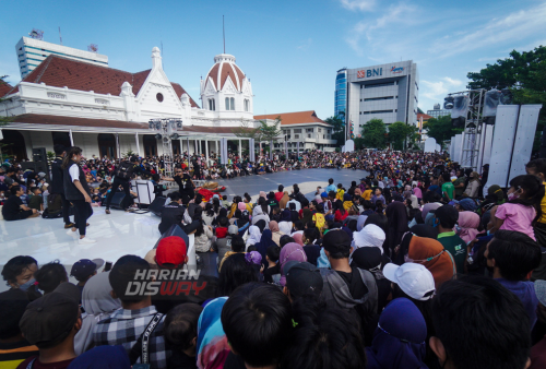 Pengunjung memadati halaman Baalai Pemuda Surabaya, Jawa Timur, Minggu, 22 Mei 2022. Para pengunjung berdesakan untuk melihat tarian dan atraksi Bujang Ganong dalam Surabaya Business Forum (SBF) 2022 yang digelar selama dua hari tersebut untuk menyambut ulang tahun ke-729 Kota Surabaya. Foto: Julian Romadhon