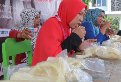 Niken Puspitasari Anggota IKA Rholaz angkatan 1988 tampak berjuang  dari rival- rivalnya menghabiskan kerupuk rambak di lomba makan kerupuk.  Lomba makan kerupuk Rholaz Pitulasan dilakukan secara estafet, artinya peserta secara grouping harus menghabiskan kerupuk rambak jumlah tertentu.