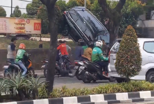 Salah Injak Pedal, Mobil Hantam Pohon saat Pesan Drive Thru di Restoran Cepat Saji di Tangsel