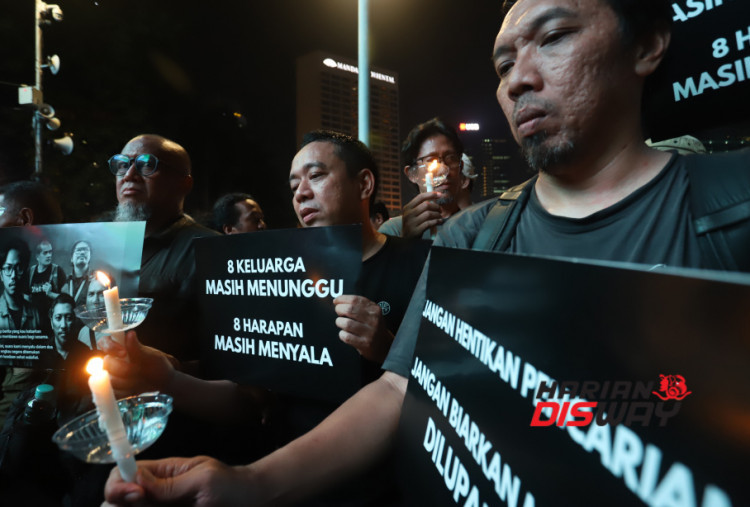 Doa bersama dimulai sekitar pukul 18.30 WIB dan dipimpin seorang ustaz dengan pembacaan Al-Fatihah serta doa keselamatan. Suasana berlangsung khidmat, sementara para peserta mengangkat poster berisi foto dan harapan agar kelima jurnalis tersebut segera ditemukan dalam kondisi selamat. Foto: Raka Denny/Harian Disway