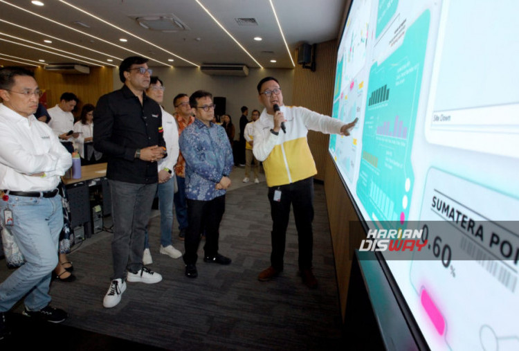 (Ka-Ki) Raden Tofan, SVP Head of Network Operations Indosat; Nezar Patria, Wakil Menteri Komdigi; Desmond Cheung, Director & Chief Technology Officer Indosat; dan Vikram Sinha, President Director & CEO Indosat, saat melakukan kunjungan ke Digital Intelligence Operation Center (DIOC) Indosat hari ini, Kamis (18/12) di Jakarta.