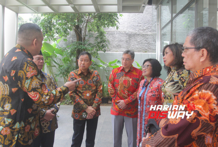 Dari kiri ke kanan, Ketua Umum Dewan Asuransi Indonesia Yulius Bhayangkara; Ketua Asosiasi Asuransi Umum Indonesia Budi Herawan; Ketua Dewan Pengawas Dewan Asuransi Indonesia Ignasius Jonan; Ketua Bidang Kanal Distribusi Asosiasi Asuransi Jiwa Indonesia Hengky Djojosantoso; Direktur Eksekutif Asosiasi Asuransi Jiwa Indonesia Emira E. Oepangat; dan Ketua Panitia Hari Asuransi 2026 Cicilia Nina Triana, dalam rangkaian peringatan 20 tahun Hari Asuransi bertema “Literasi Asuransi untuk Negeri” dengan subtema “Pahami–Miliki–Lindungi”. (Foto: Raka Denny/Harian Disway)