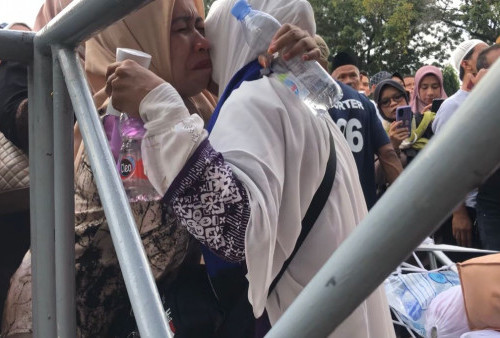 Tangis Jemaah Kloter 11 Jakarta Utara Pecah Usai Tiba di Asrama Haji Pondok Gede