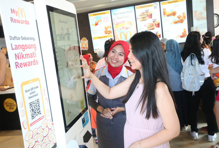 Pemasok bahan baku lokal pun ketiban rezeki dengan pembukaan gerai cepat saji tersebut. Mengusung  semangat  Dari Indonesia untuk Indonesia  , McDonald’s menggandeng pemasok lokal
“Saat ini, 75% bahan utama yang digunakan seperti ayam, telur, beras, cabai, sayuran, dan minyak goreng, berasal dari petani serta peternak lokal. Sebagai bagian dari komitmen kami untuk menyajikan menu halal dan berkualitas tinggi, kami bermitra dengan pemasok lokal, termasuk yang berasal dari Surabaya, untuk menyediakan bahan baku bagi restoran kami yang tersebar di seluruh Indonesia,” jelas Peni.
, McDonald’s Jombang beroperasi 24 jam , .Jugs sds Fitur baru di aplikasi McDonald’s yang memungkinkan pelanggan untuk memesan terlebih dahulu sebelum tiba di restoran, baik untuk makan di tempat, dibawa pulang, maupun Drive Thru 
Foto : Boy Slamet-Harian Disway
