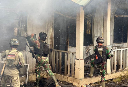 Sniper TNI Tembak KKB Papua dari Jarak 650 Meter, Kabur Setelah Bakar Rumah Petugas Kesehatan di Papua Tengah