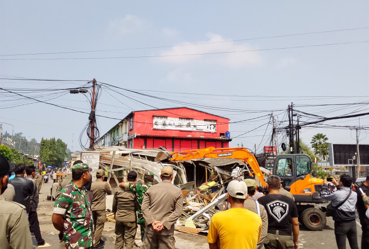 Penataan Kawasan Puncak, Satpol PP Kabupaten Bogor Tertibkan Puluhan Bangunan Liar di Pasar Cisarua