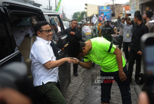 Calon Wakil Presiden Abdul Muhaimin Iskandar yang akrab disapa Cak Imin tiba di Lapangan Bola Wedoro, Sidoarjo, Jawa Timur, Selasa, 28 November 2023. Dalam Kampanye pertamanya Cak Imin menjanjikan para tokoh-tokoh bola yang sudah pensiun tetap tercover asuransi. Pernyataan tersebut disampaikan langsung oleh Cak Imin usai mengikuti kegiatan main bola bareng legenda Persebaya. Menurut Cak Imin, Pemerintah dan negara punya kewajiban untuk memberikan pelayanan, perlindungan, bantuan kepada para mantan atlet bola. (Julian Romadhon/Harian Disway)