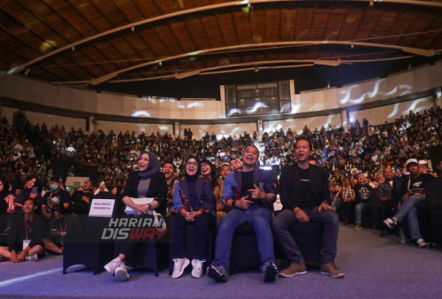 Wali Kota Surabaya Eri Cahyadi (dua dari kanan) ikut bernyanyi dalam lagu-lagu Padi Reborn di DBL Arena, Surabaya pada Rabu (25/3/2023) malam. Konser dalam rangka Anniversary ke 25 tahun, Padi Reborn membawakan 25 lagu dengan mengenang semua lagu-lagu lama hingga yang terbarunya. (foto: Moch Sahirol Layeli)