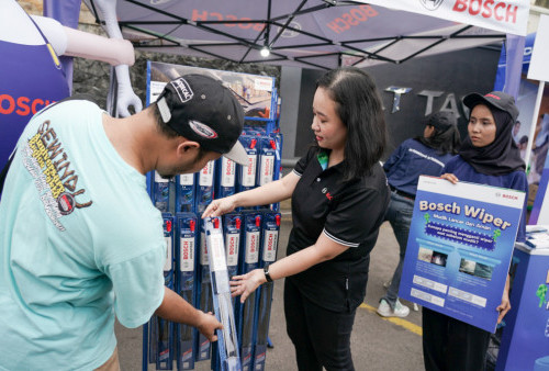 Country Marketing Manager Mobility Aftermarket Bosch Indonesia, Maria Widayanti (tengah) melayani pembelian wiper secara langsung bagi pemudik dalam program paket spesial 1 set wiper Bosch Advantage di Rest Area 57 Jalan Tol Jakarta – Cikampek, Jumat (4/4).