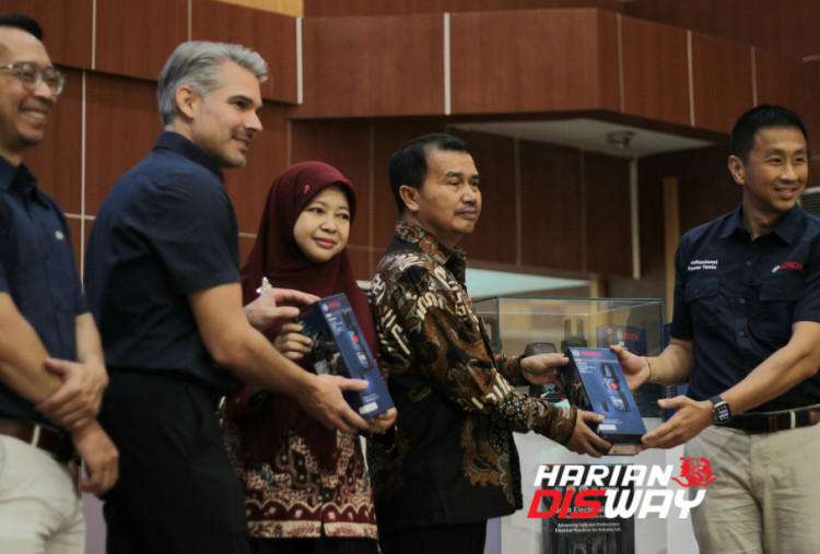 (Ki-ka) Maharlika Kumastyo, Christoph Schmidt, Murie Dwiyaniti, Syamsurizal, dan Edwin Irawan dalam peluncuran alat ukur tegangan listrik profesional Bosch Power Tools sekaligus penyerahan peralatan kepada Politeknik Negeri Jakarta (PNJ) untuk mendukung pembelajaran berbasis praktik dan membekali mahasiswa dengan keterampilan sesuai kebutuhan industri.