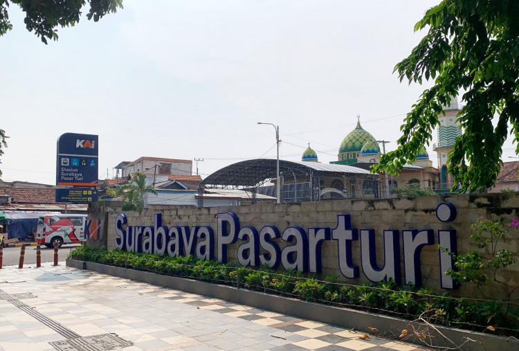 Perjalanan KA dari Stasiun Pasarturi Dialihkan, Jalur Rel Terendam Banjir di Grobogan