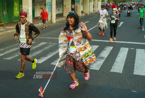 Peserta lari Bank Jateng Friendship Run dengan kosyum unik saat berlari dari Titik start dan finish dari Alun-alun melewati Jl. Panglima Sudirman, Jl. Basuki Rahmat, Jl. Embong Malang, lanjut ke Jl. Praban, Jl. Tunjungan, hingga finish kembali di Alun-alun. Minggu 23 Juli 2023. Bank Jateng Friendship Run gandeng sebanyak 1.000 pelari Surabaya untuk sosialisasi Borobudur Marathon 2023 Powered by Bank Jateng yang bakal dilaksanakan pada 19 November 2023 di Kabupaten Magelang, Jateng. (Moch Sahirol)