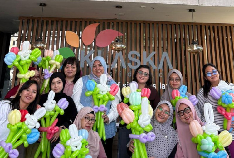 Tarik-Tarik Balon sebelum Dipompa, Kreasikan Buket Butuh Kesabaran Ekstra