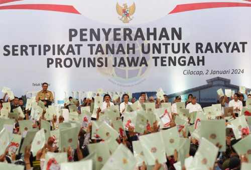 Warga Cilacap Dapat 2.000 Sertifikat Tanah, Langsung Diserahkan Oleh Jokowi