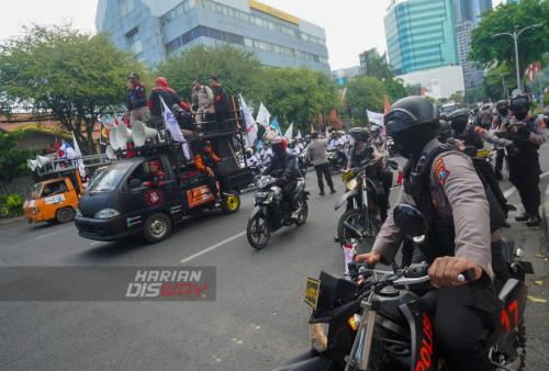 Sebanyak 500 masa melakukan aksi di depan Gedung Negara Grahadi, Surabaya, Jawa Timur, Rabu 31 Agus5us 2022. Aksi tersebut diikuti buruh dari berbagai daerah, mulai dari Kota Surabaya, Kabupaten Sidoarjo, Kabupaten Gresik, Kabupaten dan Kota Mojokerto, Pasuruan, Kabupaten Tuban, Probolinggo, Kabupaten Jember, Lumajang, hingga Banyuwangi untuk melakukan penolakan kenaikan harga terhadap harga bahan bakar minyak (BBM).