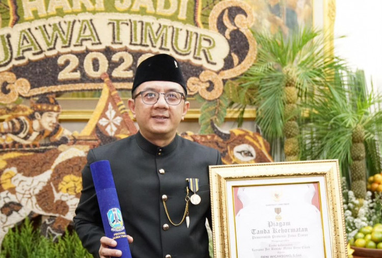 Konsisten Kawal Aspirasi, Deni Wicaksono Terima Lencana Jer Basuki Mawa Beya Kategori Emas