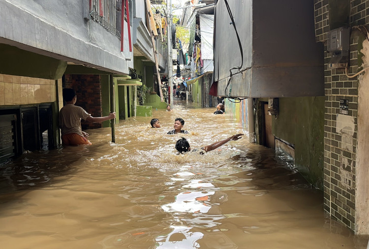 Kebon Pala Jaktim Masih Terendam Banjir hingga 2 Meter!
