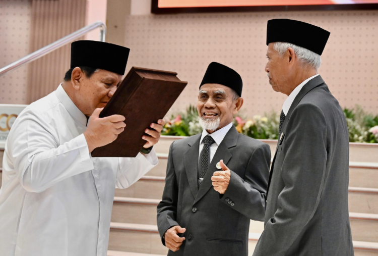 Prabowo Cium Mushaf Al-Qur'an Karya Santri Gontor, Bukan Sekadar Hadiah