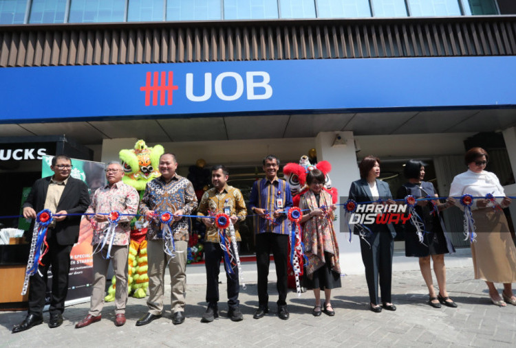 Peresmian KC Bukit Darmo menjadi bagian dari komitmen UOB Indonesia memperkuat kehadiran di pusat-pusat ekonomi nasional sekaligus menghubungkan nasabah dengan berbagai peluang bisnis dan investasi di kawasan ASEAN. Foto: Boy Slamet/Harian Disway.