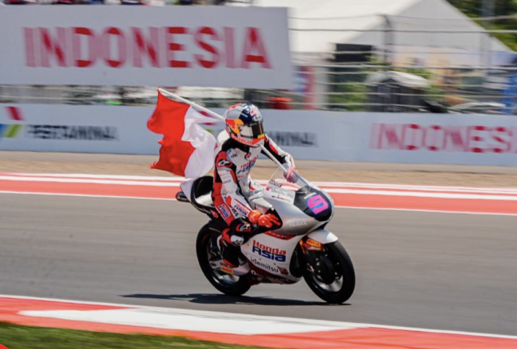 Hiroshi Aoyama Beri Jempol Veda Ega Usai Finis P6 di Moto3 Mandalika 2026, Rekor Ai Ogura Akhirnya Terpecahkan