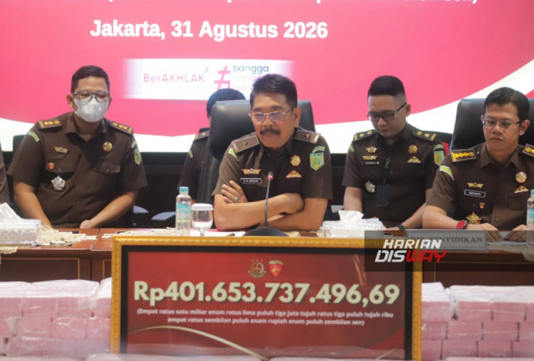 Tim Penyidik Jaksa Agung Muda Bidang Tindak Pidana Khusus (Jampidsus) Kejagung menerima penyerahan sekaligus menyita uang senilai Rp 401.653.737.469,69. Uang tunai tersebut ditata dan ditumpuk hingga tampak menggunung di depan meja. Di bagian belakang terlihat 12 tumpukan uang yang disusun berlapis.