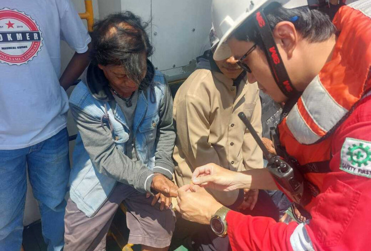 PHE WMO Evakuasi Enam ABK KLM Sejarah Tirta Abadi di Perairan Gresik