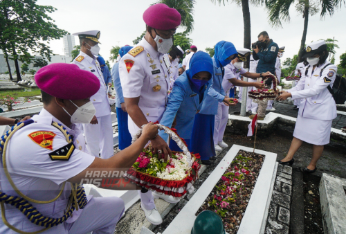 Komandan Komando Pembinaan Doktrin Pendidikan dan Latihan TNI Angkatan Laut  (Dan kodiklatal) Letnan Jenderal TNI Marinir Suhartono, didampingi Ketua Gabungan Jalasenastri Kodiklatal Ny. Etta Suhartono, menabur bunga di Taman Makam Pahlawan (TMP) Sepuluh Nopember, Surabaya, Jawa Timur, Rabu (11/5). Kegiatan tersebut dalam rangka memperingati Hari Pendidikan TNI AL (Hardikal) ke-76 tahun 2022, yang diperingati setiap tanggal (12/5). Foto Julian Romadhon