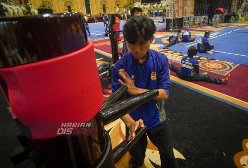 Sejumlah atlet menjajal lapangan pertandingan Wushu yang digelar di Graha Unesa Surabaya, Jawa Timur, Sabtu 17 September 2022. Wushu Piala Presiden 2022, diikuti 456 atlet dari 21 provinsi. Kejuaraan itu menghadirkan pertandingkan di kejuaraan tingkat dunia, yakni Taolu, Sanda, plus Kung Fu. Para atlet akan berlaga di Graha Unesa pada 16-22 September 2022.
