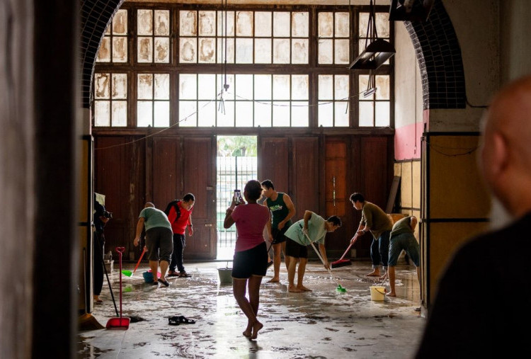 Oud Soerabaja Hunter: Para Pemburu Bangunan Tua di Surabaya yang Rutin Bersihkan Gedung Singa 