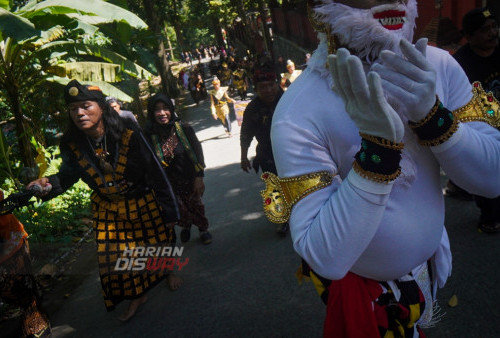 Warga dari berbagai daerah mengikuti Ruwat Sumber Petirtaan Jolotundo di Dusun Biting, Desa Seloliman, Kecamatan Trawas, Kabupaten Mojokerto, Jawa Timur, Rabu, 3 Agustus 2022. Ritual tersebut digelar pada bulan Suro sebelum tanggal 10 dan dilakukan pada hari dengan pasaran legi. Tradisi ruwat 33 sumber mata air tersebut diambil dari empat penjuru Gunung Pawitra (Penanggungan) ini merupakan warisan nenek moyang yang harus tetap dijaga untuk keutuhan dan keseimbangan alam terutama air. Ritual tersebut digelar pada bulan Suro sebelum tanggal 10 dan dilakukan pada hari dengan pasaran legi. 
