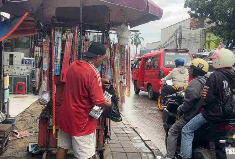 Pedagang Kembang Api Protes Dilarang Jualan Jelang Tahun Baru: Kalau Mau Razia Pabriknya