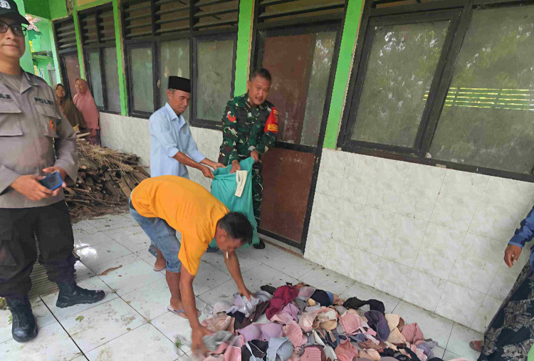 Geger Ratusan Kutang Berserakan di Bekas Gedung Sekolah Bojonegoro, Jumlahnya Ratusan