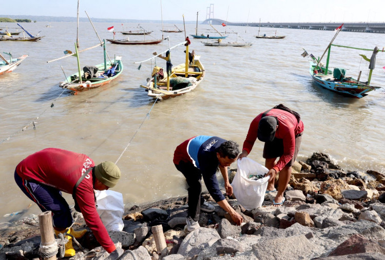 Pemkot Surabaya dan Warga Kerja Bakti di Pantai Tambak Wedi