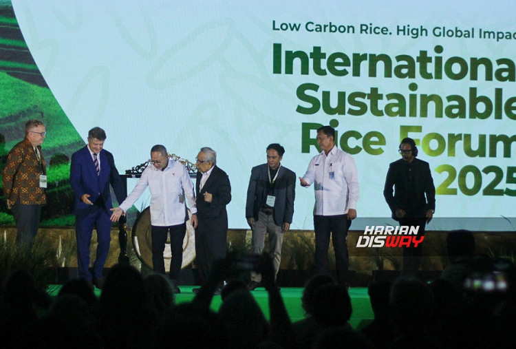 Tampak pada gambar (ki–ka) Peter Feilberg Executive Director Preferred by Nature H.E. Denis Chaibi EU Ambassador to Indonesia and Brunei Darussalam Zulkifli Hasan Menteri Koordinator Bidang Pangan Sutarto Alimoeso Ketua Umum PERPADI Said Abdullah Koordinator Nasional KRKP dan Ahmad Rizal Ramdhani Direktur Utama Perum Bulog.