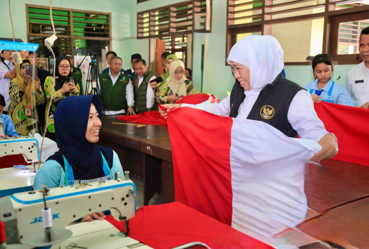 Bendera Merah Putih Sepanjang 15 Kilometer Dijahit Ribuan Pelajar Jatim, Pecahkan Rekor Muri!