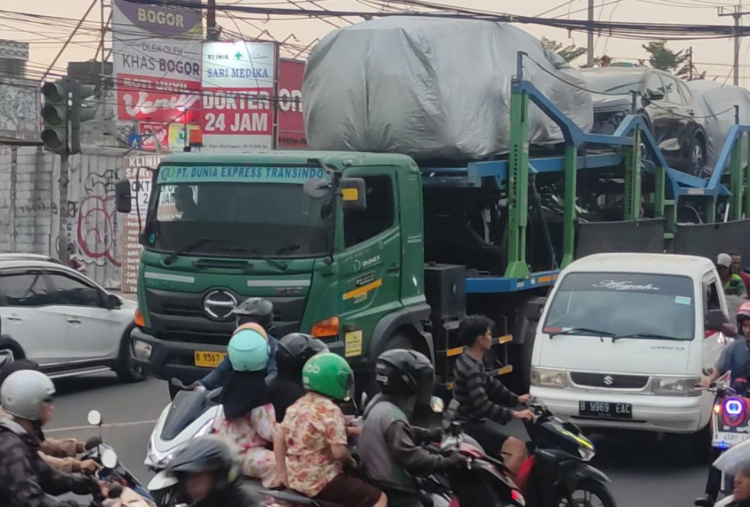 Truk Pengangkut Mobil Tersangkut Kabel di Sawangan Depok, Kabel Menjuntai Sudah Seminggu