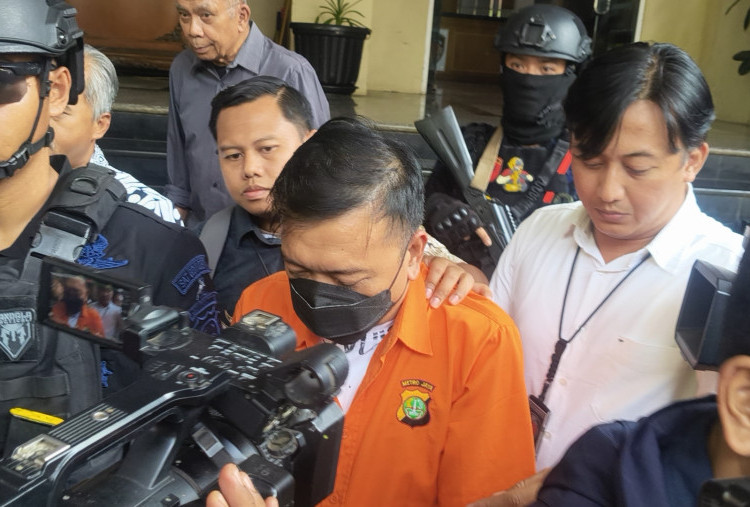 Tersangka Don Ritto Kenakan Baju Oranye dan Diborgol Saat Diserahkan ke Kejagung