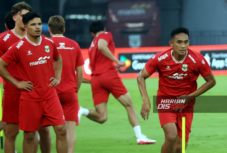 pesepakbola Timnas Indonesia Rizky Ridho mengikuti sesi latihan di Stadion Utama Gelora Bung Karno (SUGBK) , Jakarta, Kamis (4/6/2026). Latihan tersebut ajang persiapan melawan timnas Oman pada FIFA matchday. HARITSAH ALMUDATSIR/HARIAN DISWAY
