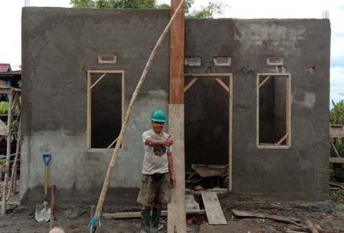 Sedikit Lagi Plester Dinding Selesai, Bedah Rumah di Tanjung Payang