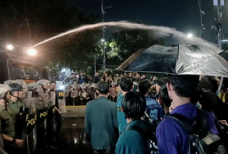 Demo BEM SI Tolak PPN 12% Berujung Ricuh, Mahasiswa Disemprot Water Cannon