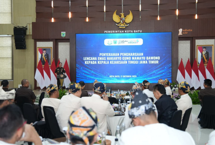 Selamatkan Aset Daerah, Kajati Terima Lencana Emas Hakaryo Guno Mamayu Bawono dari Wali Kota Batu