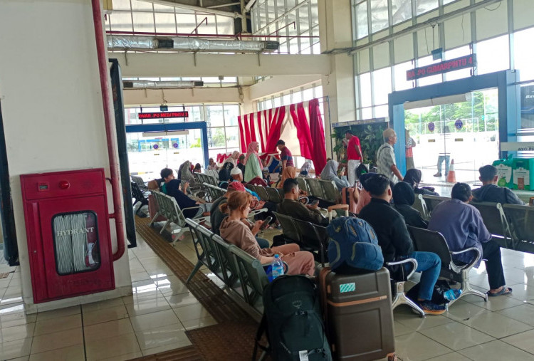 Loket Bus AKAP Terminal Pulo Gebang Diserbu Calon Penumpang Sambut Libur Nataru