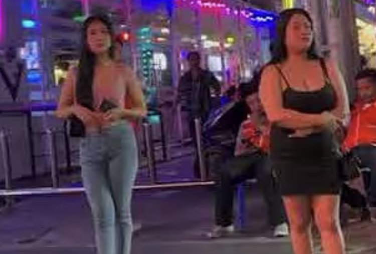 Potret Bulan Ramadan di Kawasan Blok M, Kupu-kupu Malam Tetap Setia Tunggu Pelanggan