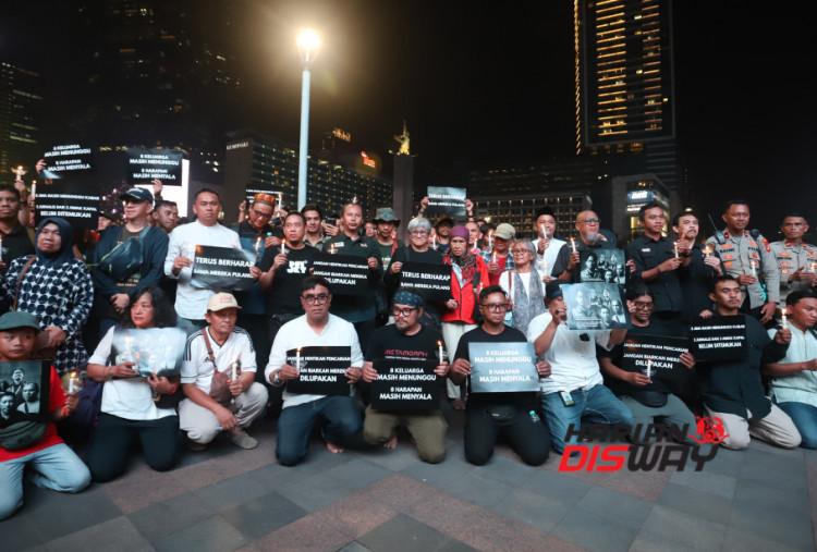 Sejumlah jurnalis dari berbagai platform media hadir secara sukarela. Tidak hanya pewarta foto, jurnalis televisi, media cetak, hingga media online turut berkumpul dan mendoakan keselamatan rekan mereka yang masih dalam pencarian. Foto: Raka Denny/Harian Disway