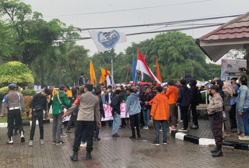 Aliansi BEM Kota Bekasi Demo Tuntut Harga Sembako dan Minyak Turun, Ibu Rumah Tangga Merasa Diwakili