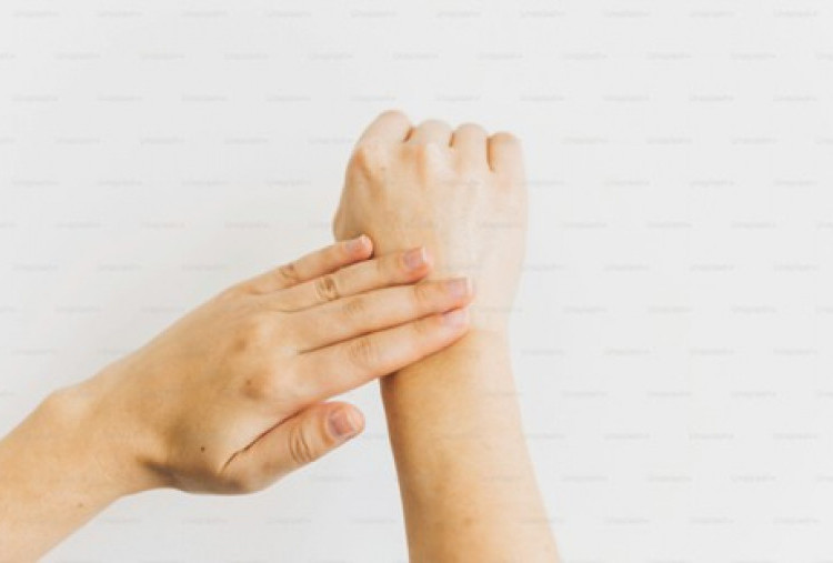 9 Kebiasaan yang Tanpa Disadari Bikin Kulit Tangan Kering