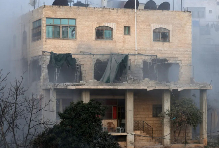 Israel Ledakkan Rumah Warga Palestina di Tepi Barat